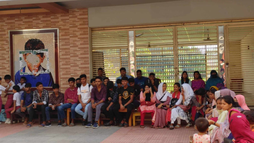 Students lock college gate in Rajshahi, demand director’s resignation over failure to start classes
