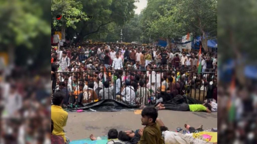 Mass gathering at Delhi’s Jantar Mantar: Mahua dismisses Modi government; Rahul presents 5-point agenda.