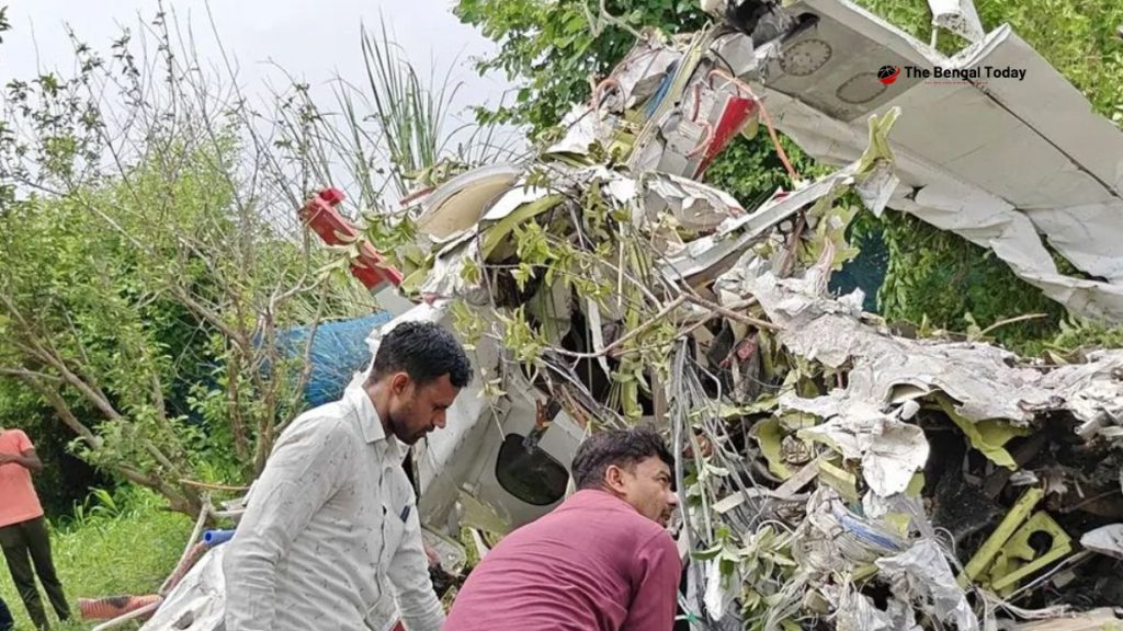 Plane crash in Kanpur, India: Trainer aircraft loses control in mid-air and crashes to the ground.